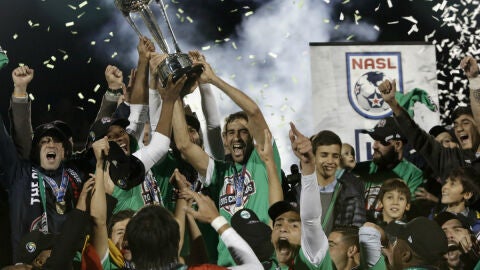 Ra&uacute;l y Senna levantan el trofeo de campeones