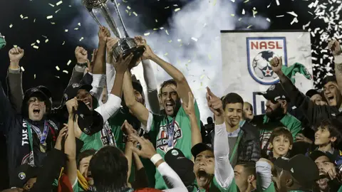 Raúl y Senna levantan el trofeo de campeones Raúl y Senna levantan el trofeo de campeones