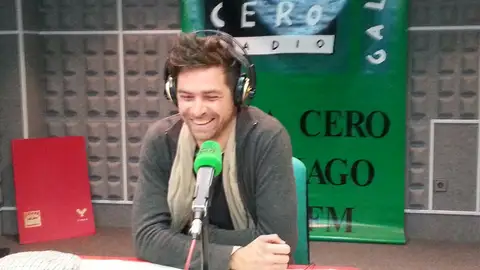 Davide Salvado co seu traballo "Lobos" Davide nos estudio de Onda Cero Compostela.