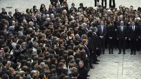 Minuto de silencio en París. Minuto de silencio en París.