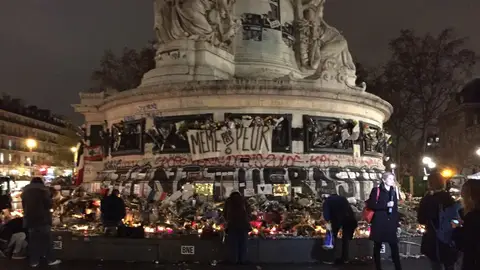Los parisinos depositan velas o mensajes a la Plaza de la República Los parisinos depositan velas o mensajes a la Plaza de la República