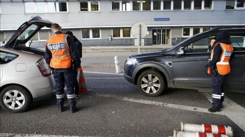 Oficiales de Aduanas galos revisan varios veh&iacute;culos en la frontera con Suiza