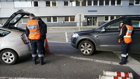 Oficiales de Aduanas galos revisan varios vehículos en la frontera con Suiza Oficiales de Aduanas galos revisan varios vehículos en la frontera con Suiza