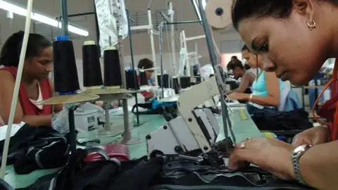 Maquilas del textil en Honduras - Contraparte La carga de trabajo es muy alta para el ínfimo salario que reciben las trabajadoras del textil