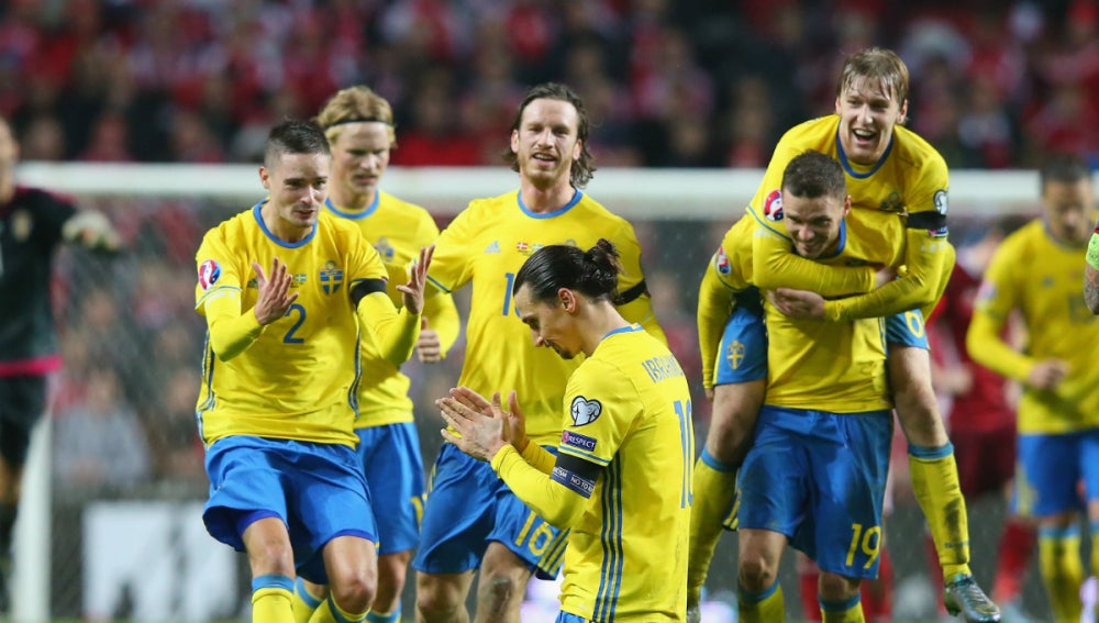Suecia celebra el gol de Ibrahimovic