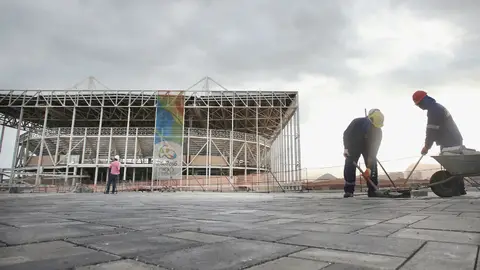 Operarios trabajan en las obras de un estadio de los Juegos Olímpicos Operarios trabajan en las obras de un estadio de los Juegos Olímpicos