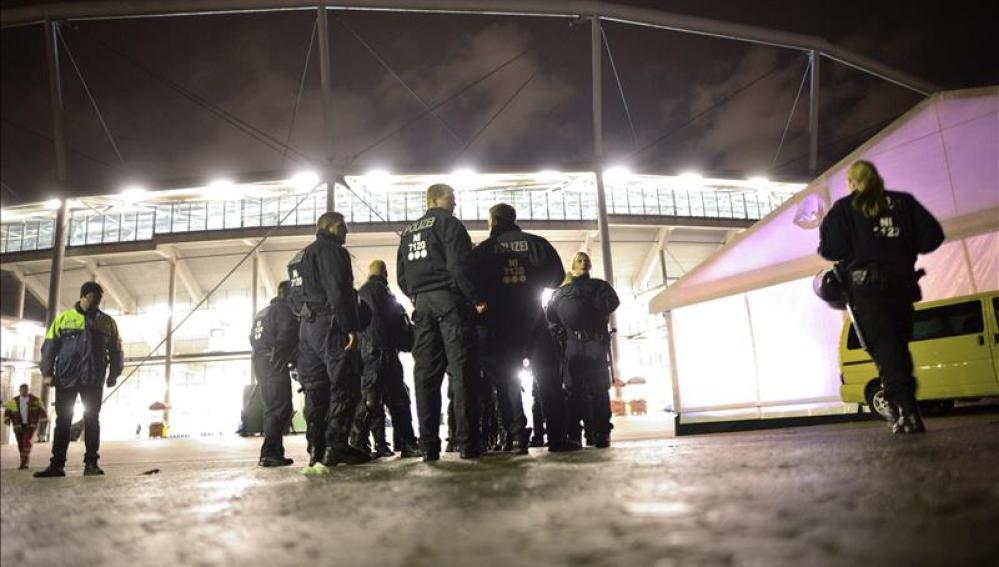Policía a las afueras del HDI Arena en Hannover
