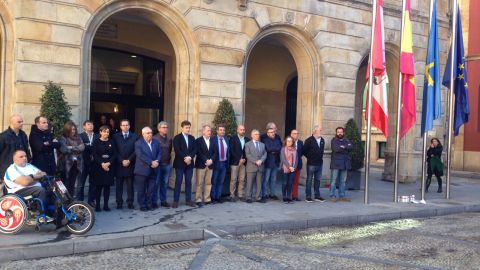 Minuto de silencio tras los atentados de Par&iacute;s a las puertas del Ayuntamiento de Gij&oacute;n
