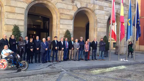 Minuto de silencio en el Ayuntamiento de Gijón Minuto de silencio tras los atentados de París a las puertas del Ayuntamiento de Gijón