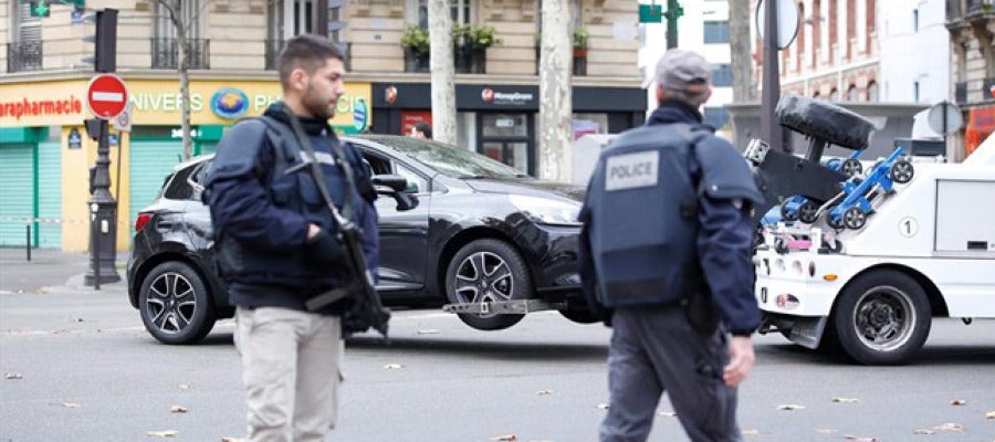 Gendarmes franceses retiran un coche sospechoso en París Gendarmes franceses retiran un coche sospechoso en París