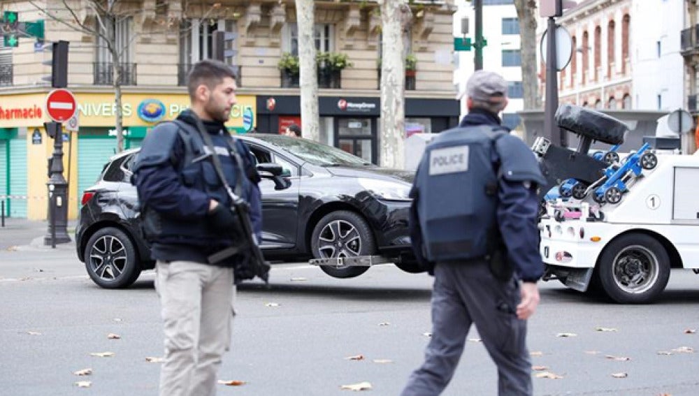 Gendarmes franceses retiran un coche sospechoso en París