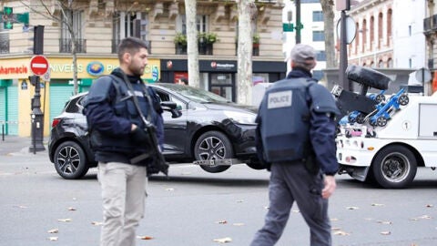 Gendarmes franceses retiran un coche sospechoso en Par&iacute;s