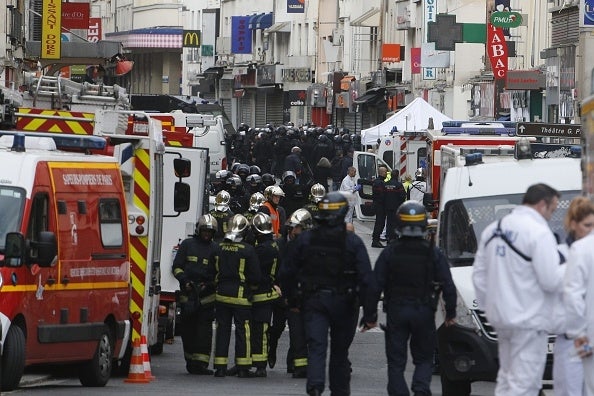 La policía descubre otro yihadista muerto en el asalto al piso de Saint Denis La policía descubre otro yihadista muerto en el asalto al piso de Saint Denis