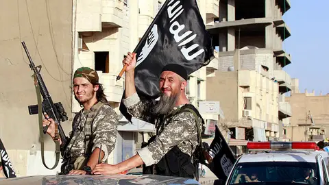 Militantes yihadistas durante un desfile militar por las calles de una provincia de Siria Militantes yihadistas durante un desfile militar por las calles de una provincia de Siria