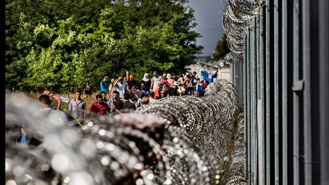 Los refugiados sirios chocan a a cada paso con una frontera en Europa