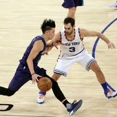 Jeremy Lin, defendido por José Manuel Calderón Jeremy Lin, defendido por José Manuel Calderón