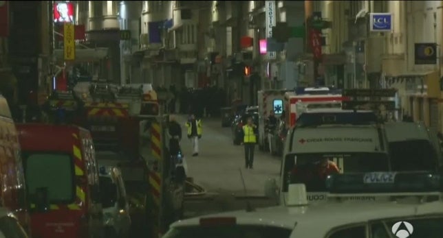 Al menos dos muertos en el tiroteo entre policías y atrincherados en París Al menos dos muertos en el tiroteo entre policías y atrincherados en París