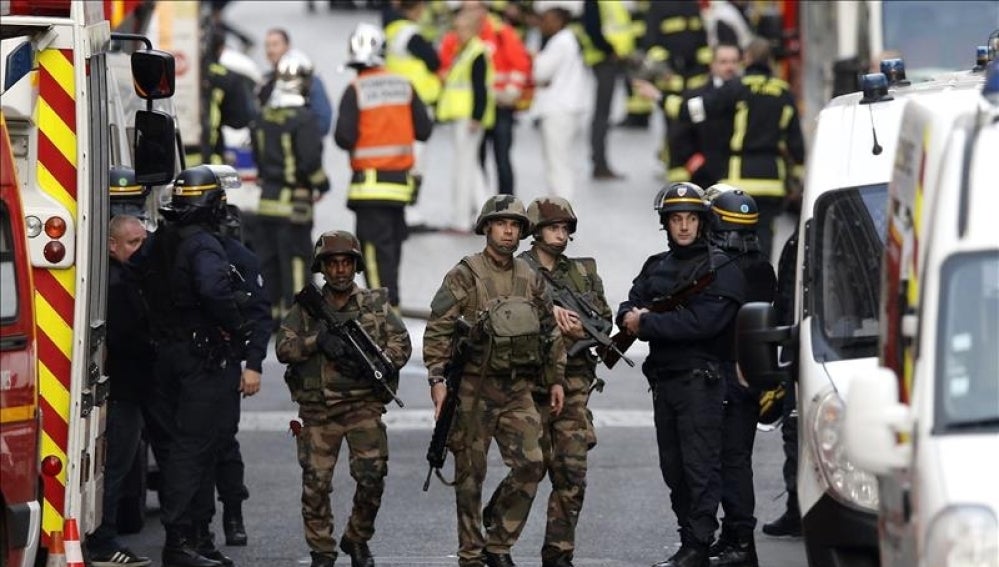 Militares durante la operación antiterrorista en Saint Denis