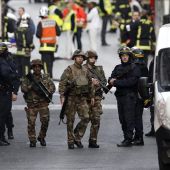 Militares durante  la operación antiterrorista en Saint Denis