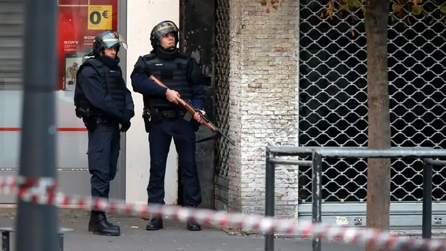 Soldados y policías participan en una operación en Saint Denis. Soldados y policías participan en una operación en Saint Denis.