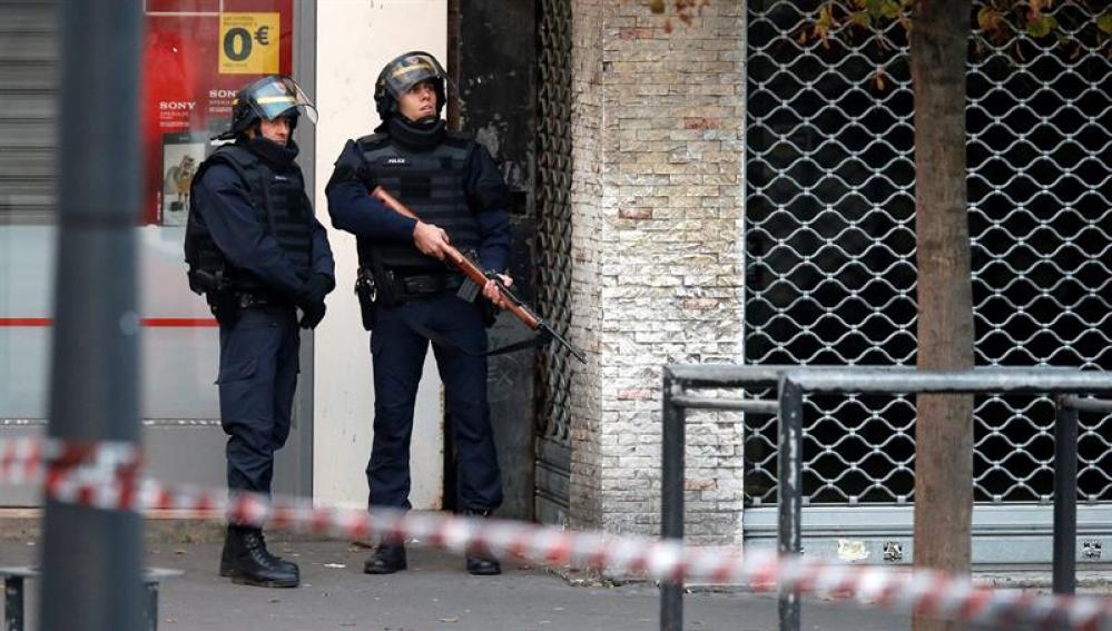 Soldados y policías participan en una operación en Saint Denis. 