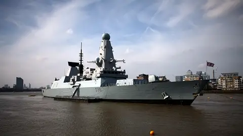 El buque británico HMS Defender El buque británico HMS Defender