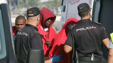 Salvamento recupera un cad&aacute;ver y la patera en la zona del naufragio