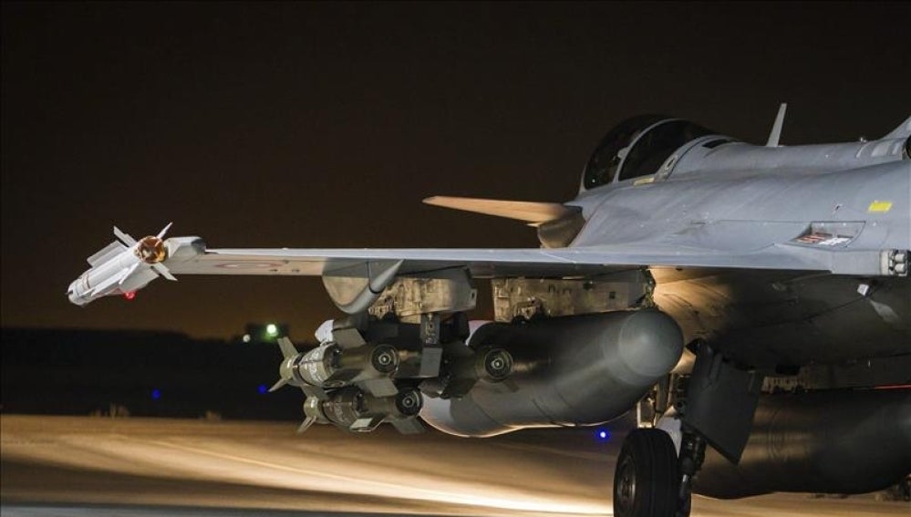 Francia bombardea posiciones del EI en Siria por tercera noche consecutiva