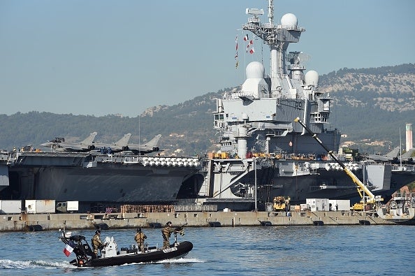 El portaaviones francés Charles de Gaulle zarpa al Mediterráneo oriental El portaaviones francés Charles de Gaulle zarpa al Mediterráneo oriental