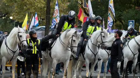 Agentes de policía en los alrededores del Bernabéu Agentes de policía en los alrededores del Bernabéu