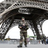 Un militar bajo la torre Eiffel, en París