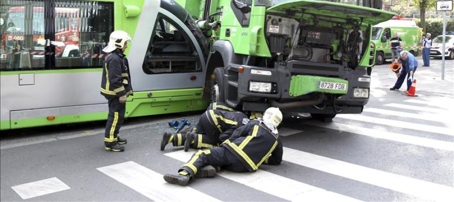 Varios heridos en Bilbao tras chocar un tranvía y un camión Varios heridos en Bilbao tras chocar un tranvía y un camión
