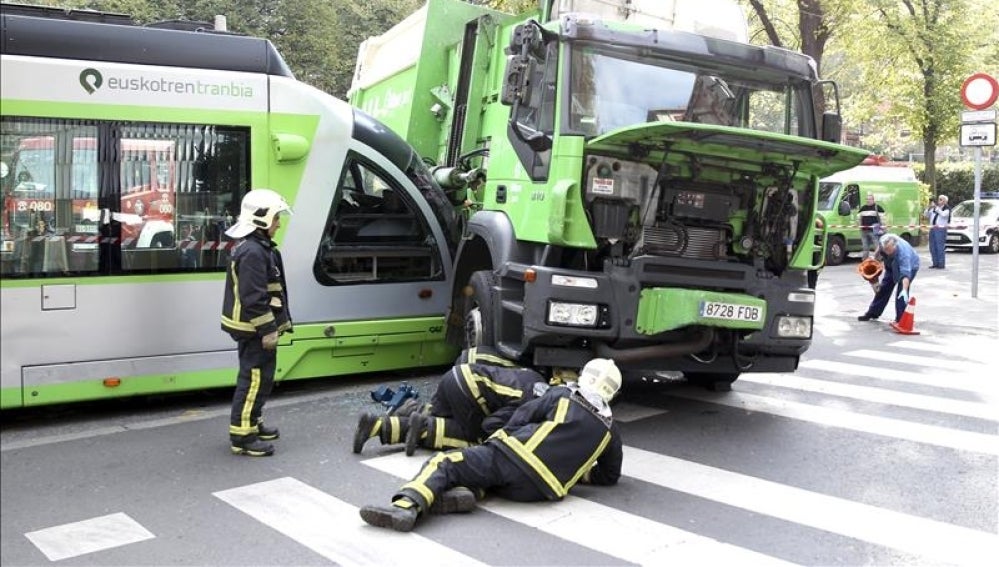 Varios heridos en Bilbao tras chocar un tranvía y un camión