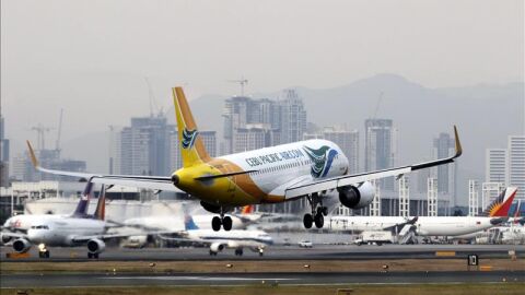 Imagen de un avi&oacute;n despegando