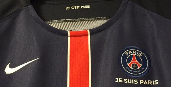 El PSG rinde homenaje en su camiseta a las víctimas del atentado de París El PSG rinde homenaje en su camiseta a las víctimas del atentado de París