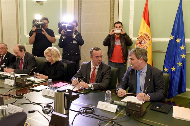 Se mantiene el nivel 4 de alerta tras la primera comisión de expertos con los Mossos y la Ertzaintza Se mantiene el nivel 4 de alerta tras la primera comisión de expertos con los Mossos y la Ertzaintza