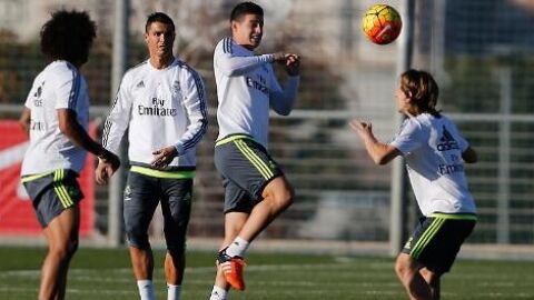 James toca un bal&oacute;n de cabeza ante Modric, Marcelo y Cristiano