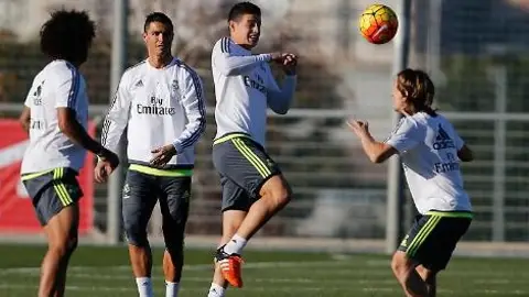 James toca un balón de cabeza ante Modric, Marcelo y Cristiano James toca un balón de cabeza ante Modric, Marcelo y Cristiano