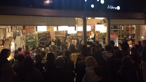 P&uacute;blico escuchando una entrevista en la librer&iacute;a Cronopios