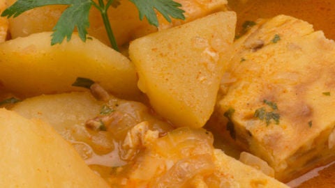 Guiso de patatas con tortilla creciente