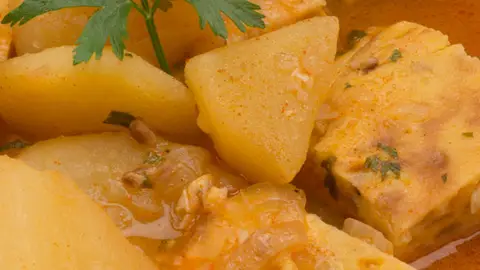 Guiso de patatas con tortilla creciente Guiso de patatas con tortilla creciente