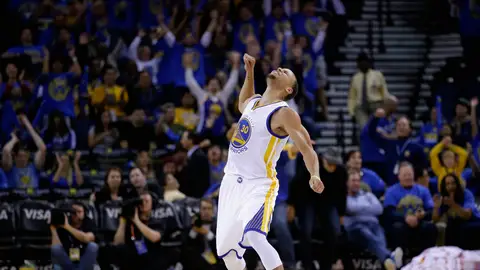 Stephen Curry celebra una canasta Stephen Curry celebra una canasta