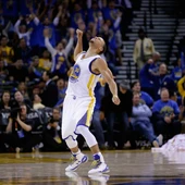 Stephen Curry celebra una canasta Stephen Curry celebra una canasta