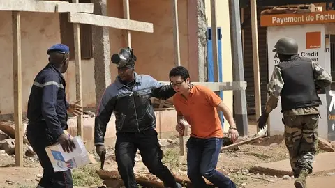 Fuerzas de seguridad de Mali evacuan a un hombre de las inmediaciones del Hotel Radisson Fuerzas de seguridad de Mali evacuan a un hombre de las inmediaciones del Hotel Radisson