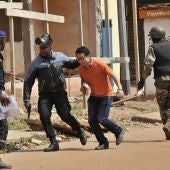 Fuerzas de seguridad de Mali evacuan a un hombre de las inmediaciones del Hotel Radisson