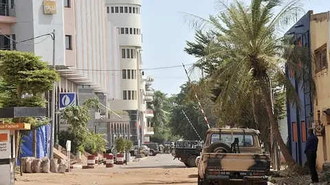 Fuerzas de seguridad en los alrededores del hotel de Bamako Fuerzas de seguridad en los alrededores del hotel de Bamako