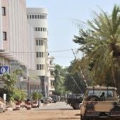 Fuerzas de seguridad en los alrededores del hotel de Bamako