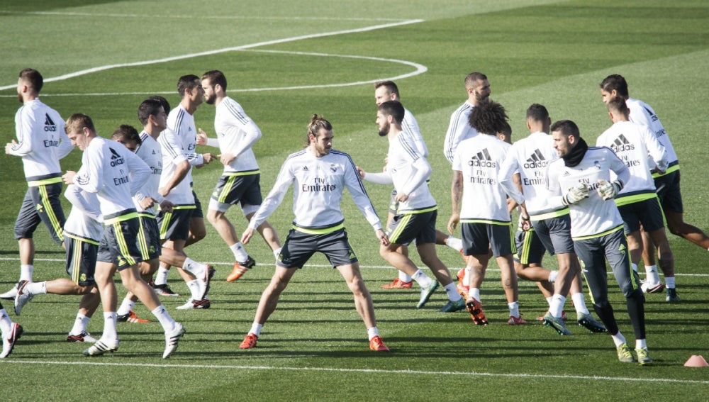 Los jugadores del Real Madrid, durante el entrenamiento