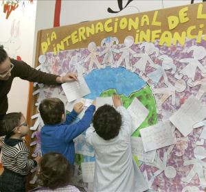 Alumnos de un colegio celebran el Día Internacional de la Infancia Alumnos de un colegio celebran el Día Internacional de la Infancia
