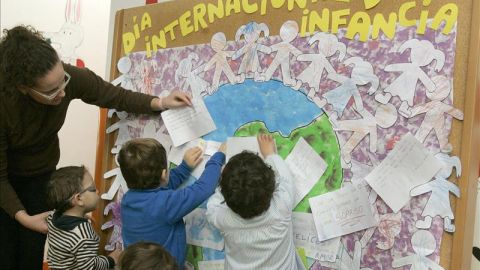 Alumnos de un colegio celebran el D&iacute;a Internacional de la Infancia